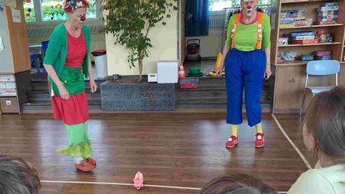 Clown Gallissima, Wildsau Rosa und Clown Nanu im Ferienhort